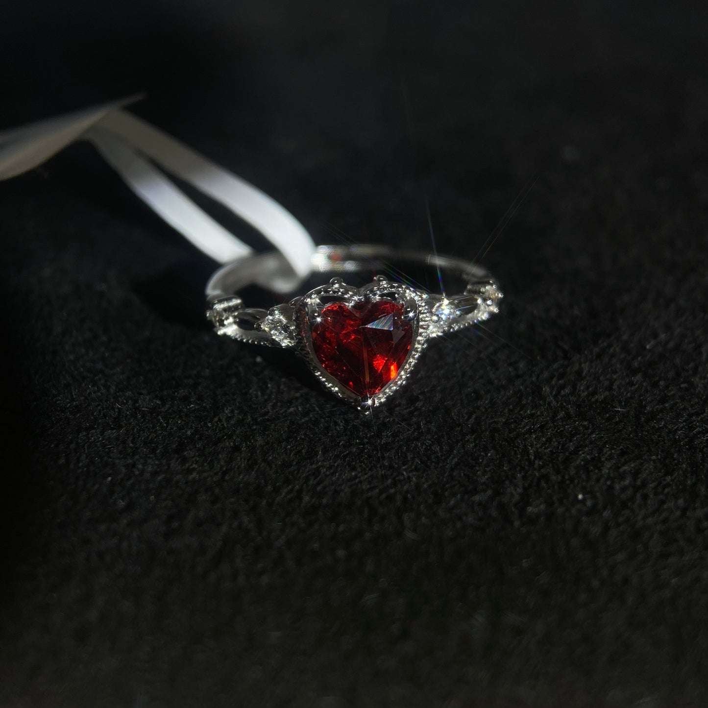 【YD-J08】S925 silver inlaid garnet ring in the shape of a heart